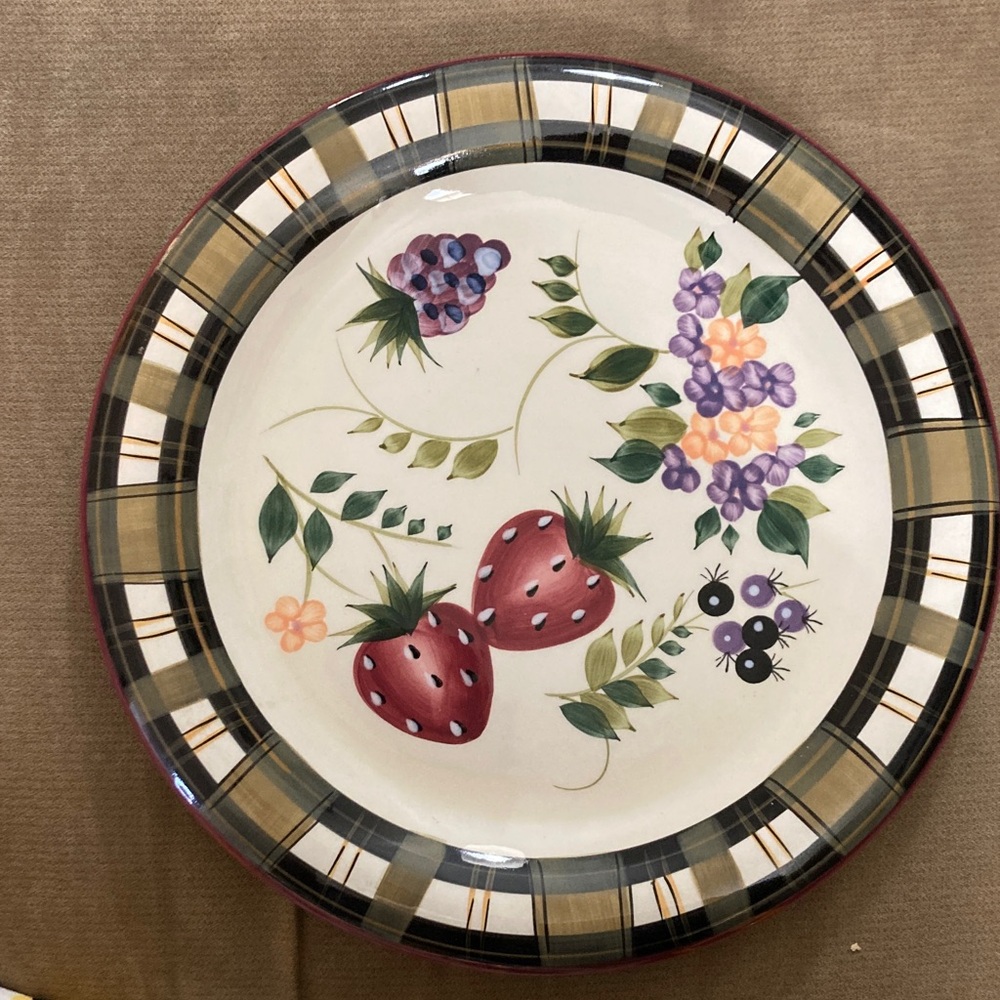 Oneida Strawberry Plaid Dinner Plate
